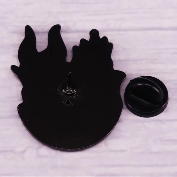 $4VILLAN PIN BROOCH. ENAMEL METAL. NEW. $4 IF BUNDLED - Picture 5 of 15